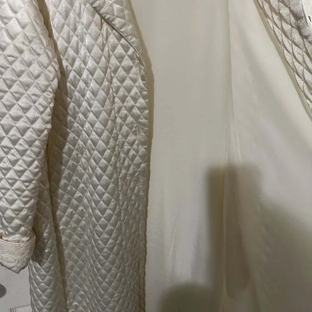 VINTAGE Christian Dior Ivory Women's Quilted Robe w Lace & Faux Pearl Buttons L - Picture 5 of 10